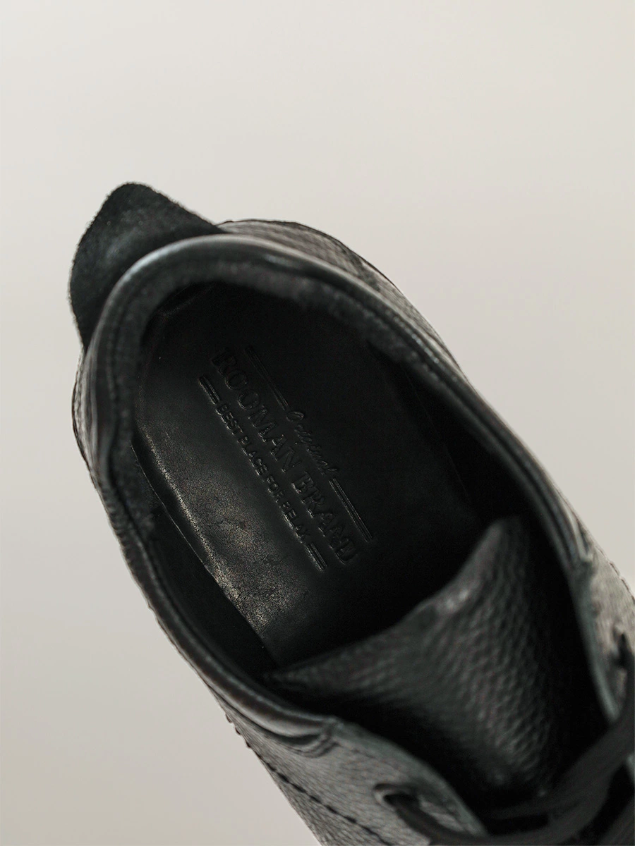 Кроссовки черные с зернистой текстурой кожи